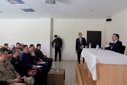 Muhtarlar toplantısı İlçemiz Kaymakamı Sayın Mustafa Berk ÇELİK başkanlığında yapıldı.